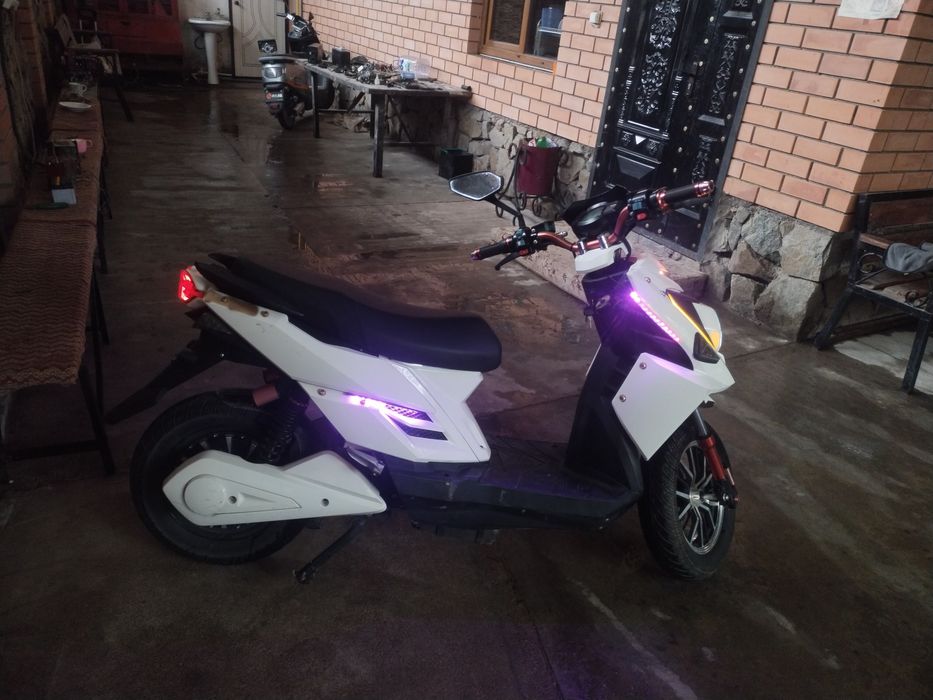 Строчно продам электроскутер новые акамуляторы