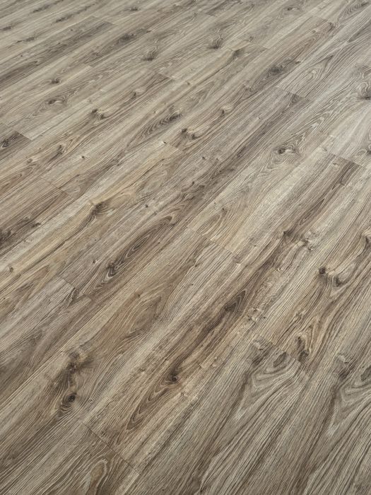 Ламинат  хороший, без дефектов