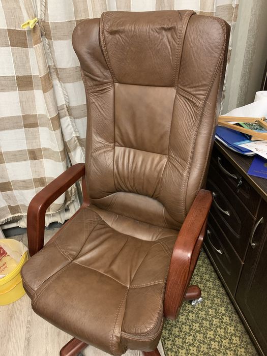 Продам кожанное кресло б/у