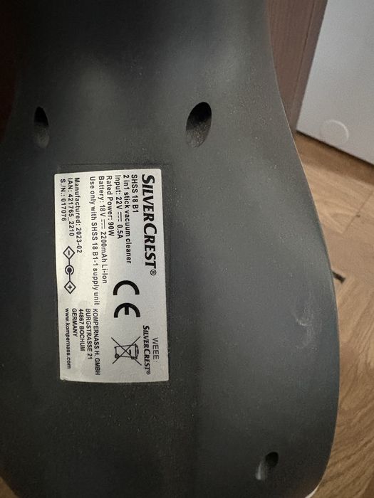 aspirator vertical 2 în 1 marca SilverCrest, modelul SHSS 18 B1.