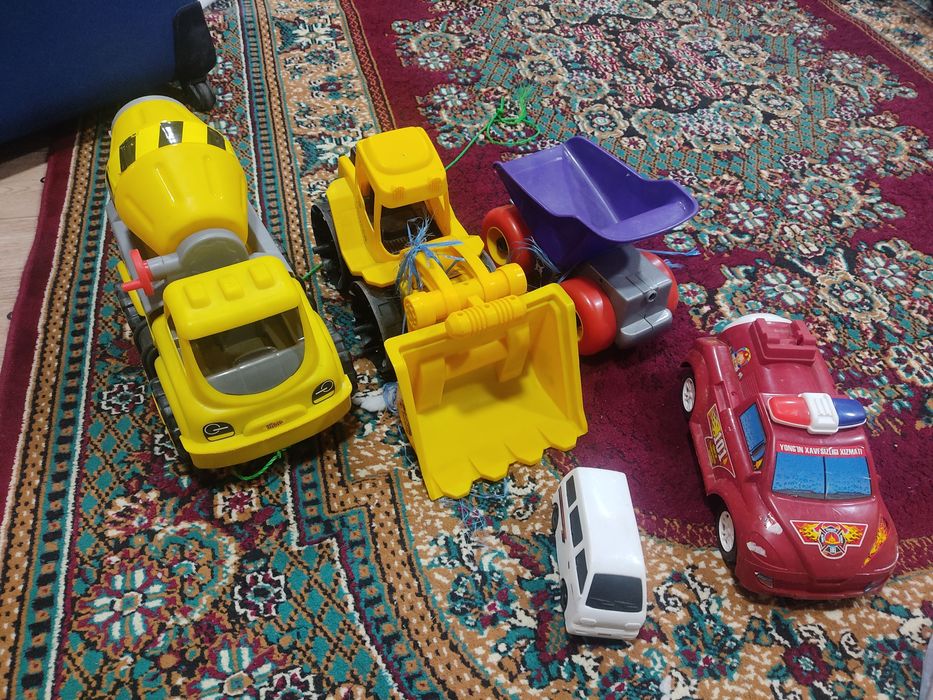Продаю игрушки: машинки и тракторы