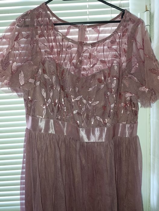 Розова елегантна рокля