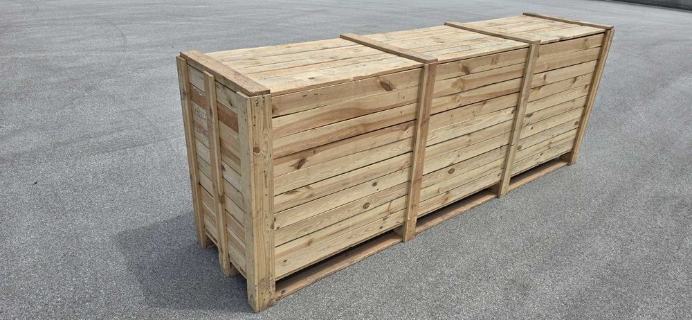 САНДЪК / ДЪРВЕНА КУТИЯ с капак от масивно дърво върху палет