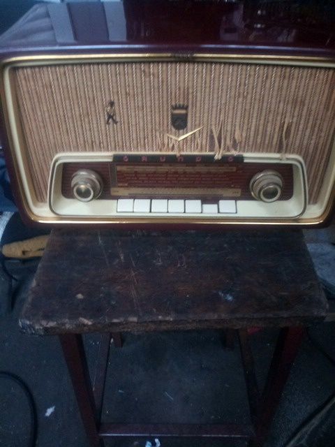 Aparate radio vechi pe lămpi pentru colecționari sau decor