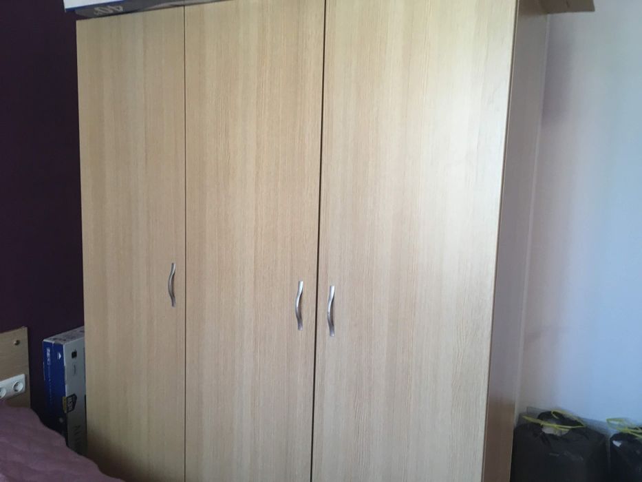 Гардероб с три врати