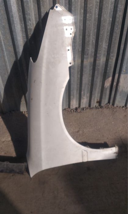 Переднее правое крыло на Lexus ES300