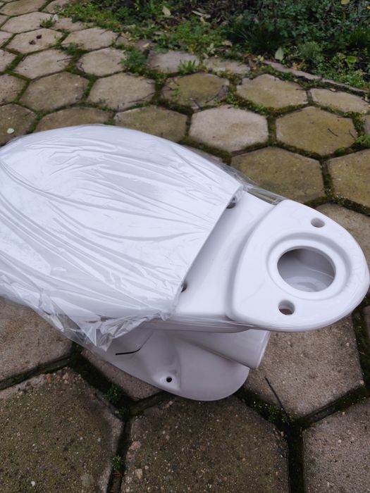 Нова тоалетна чиния с капак