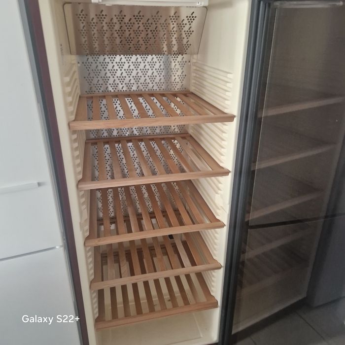 Витрина за вино LIEBHERR