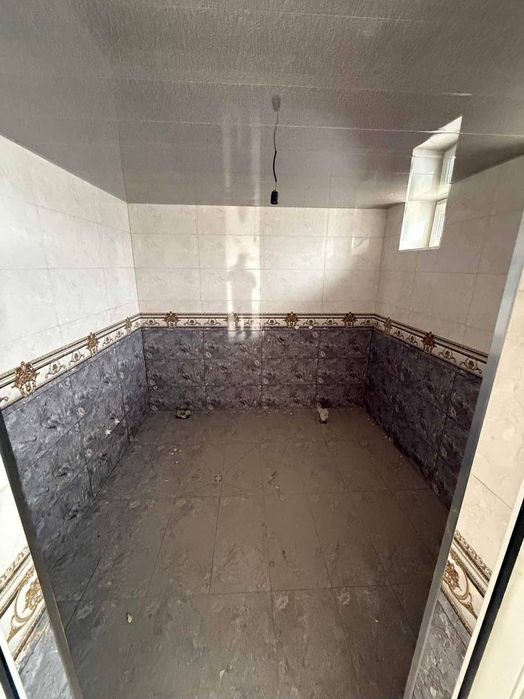 3 каватли 6 сотихли участка сотилади
8 хона 
4 та санузил 
3 уровен 
8