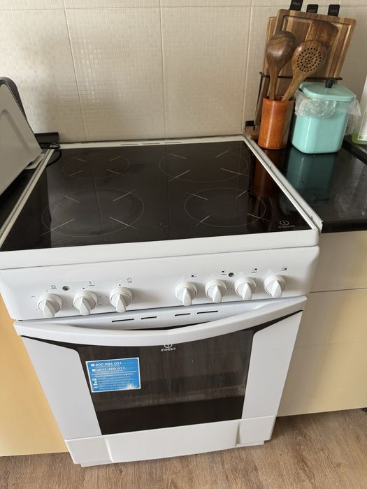 Продам плиту Indesit — полностью рабочая.
