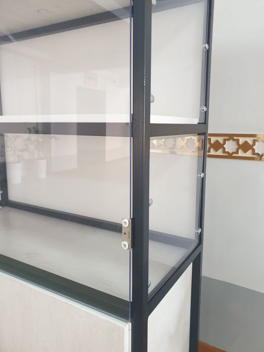 Ishxona uchun mo'ljallangan shkaf