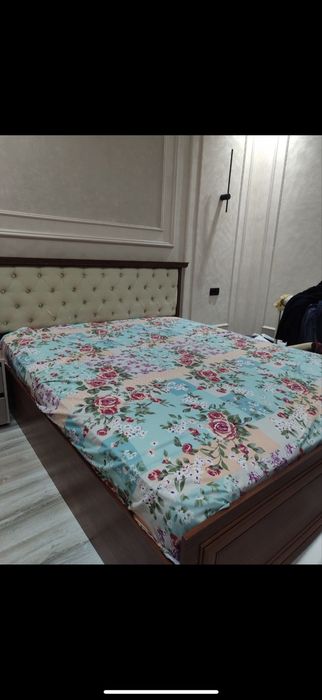 Спальный горнитур в отличном состоянии, емеется 2 тумбы и комот