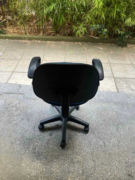 Ученически или офис стол, мек и лек и удобен