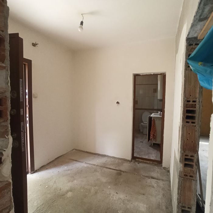 Партерен апартамент 52кв.м. и гараж 20 м2 към него( топла връзка)
