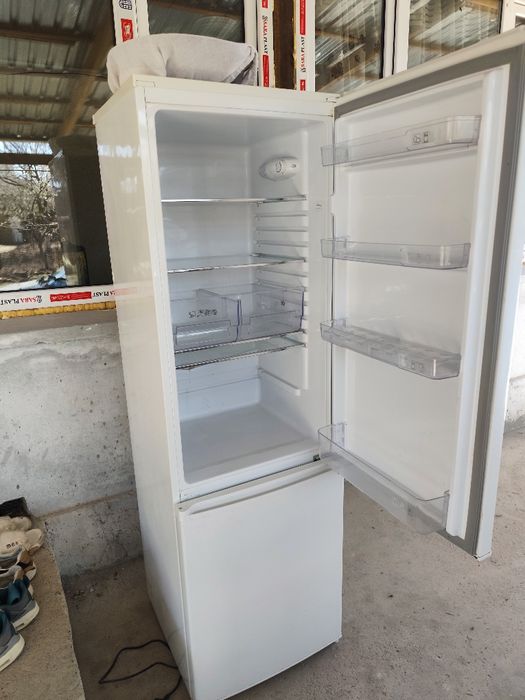 Холодильник сотилади