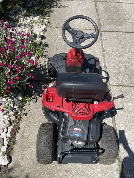 Tractoras masina de tuns gazonul