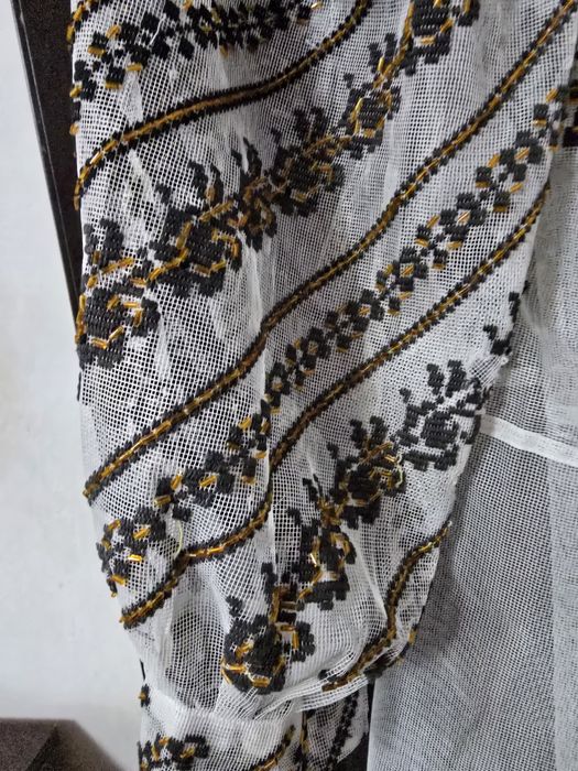 Ie cusuta pe perdea negru cu auriu