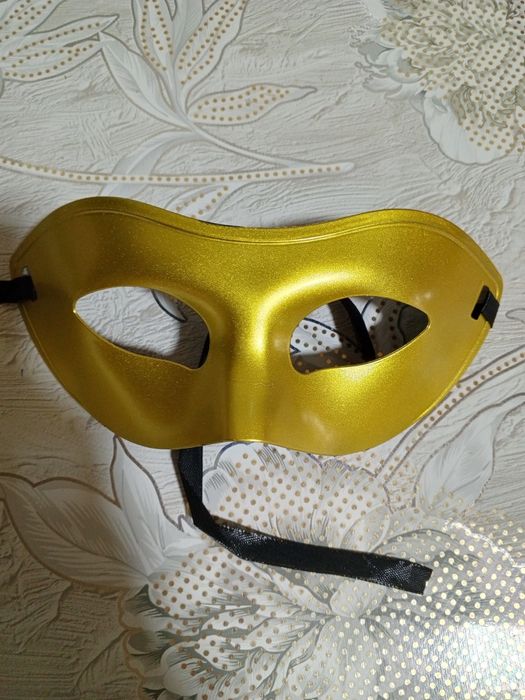 Маски карнавальные, чёрные, золотые пластиковые в наличии