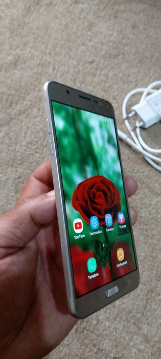 Телефон Samsung J7 2016