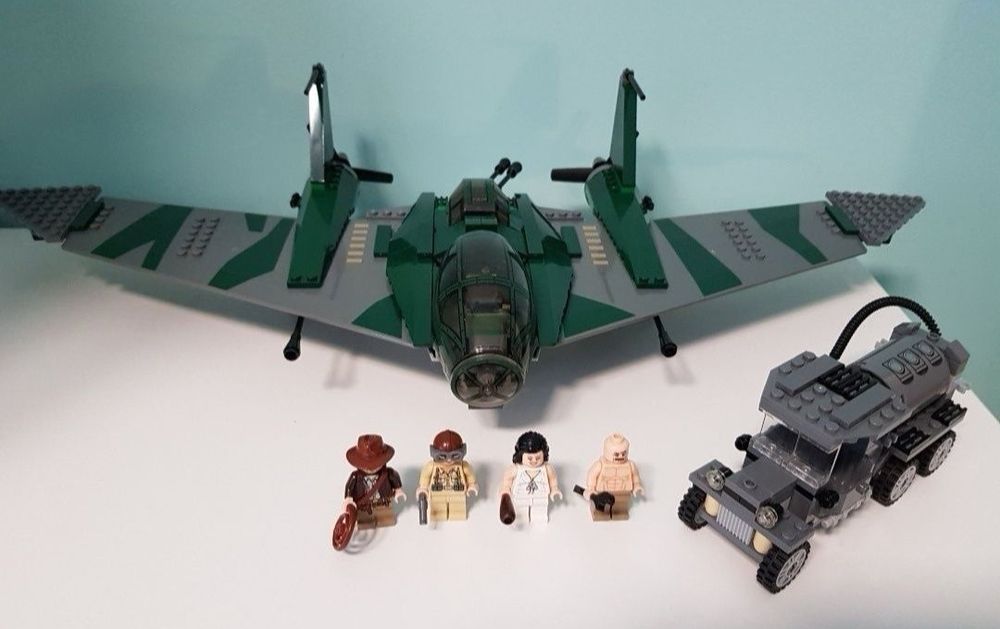 LEGO Indiana Jones Fight on the Flying Wing 7683