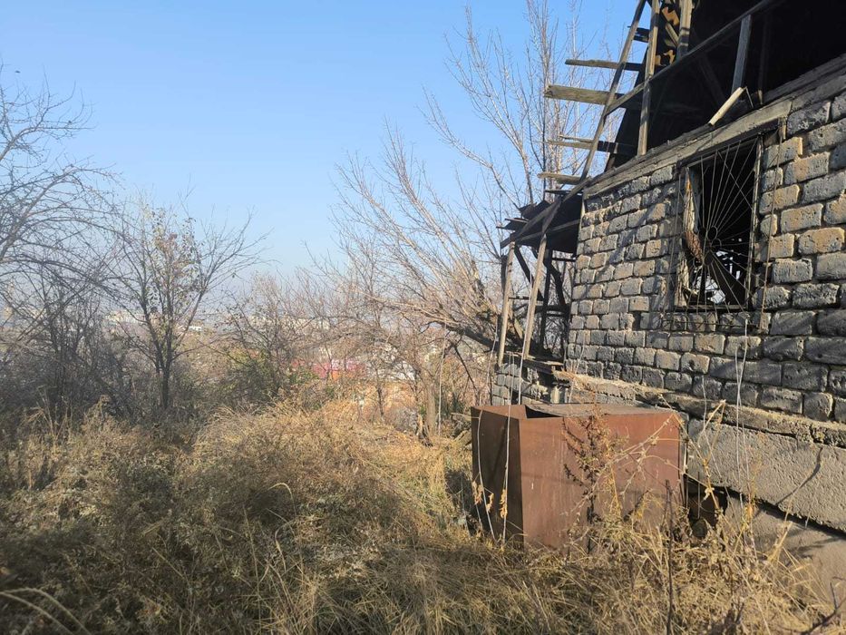 участок в Бесагаче с постройкой