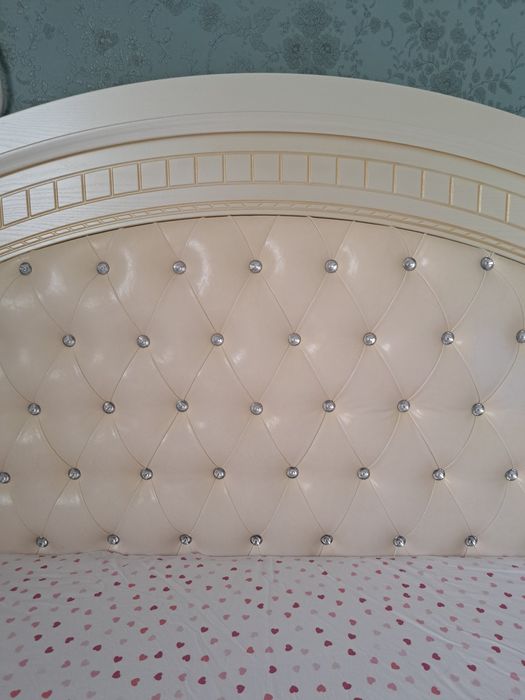 Двуспальная кровать