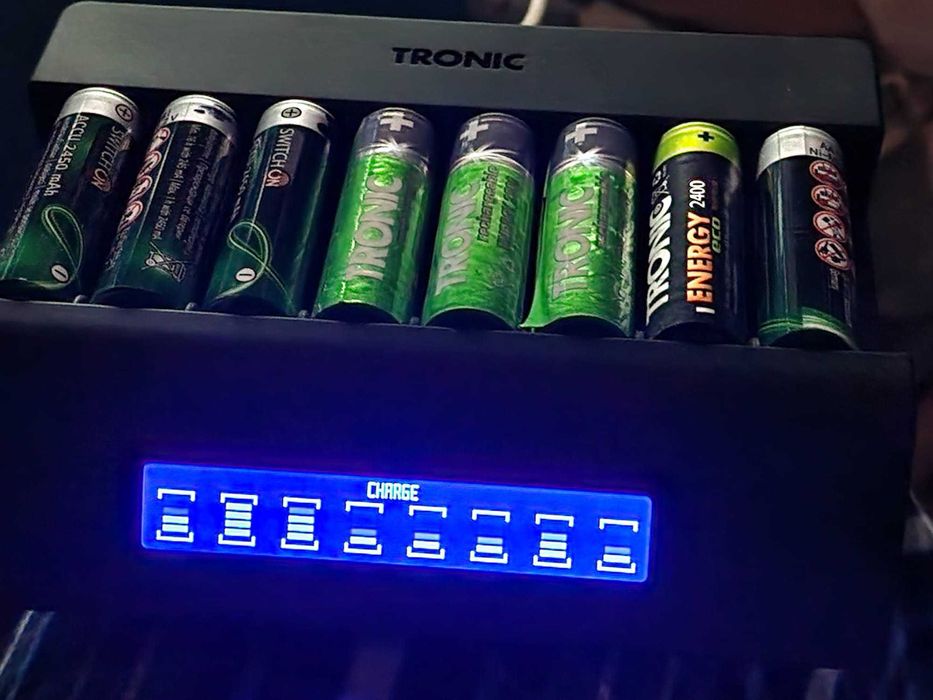 Aparat de incărcăt acumulatori R6 si R3, incărcător smart nou Germania