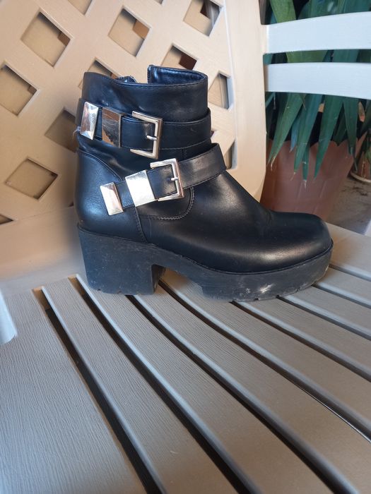 Модни лачени ботуши