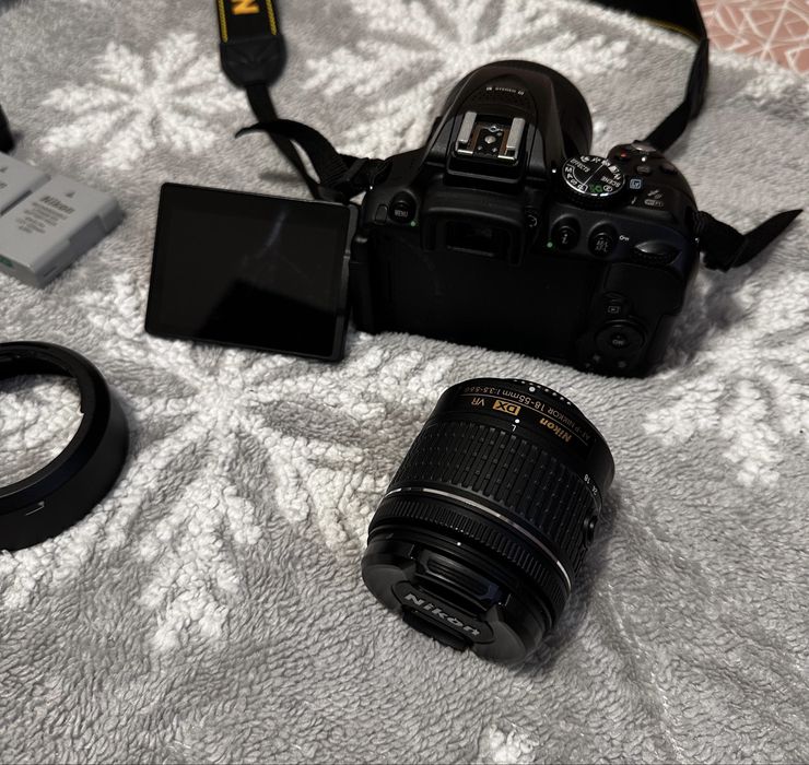 Nikon D5300 impecabil – 2 obiective, accesorii complete, puține cadre