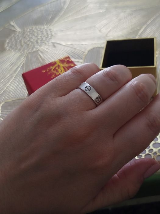 Продается кольцо серебро Cartier носила не много