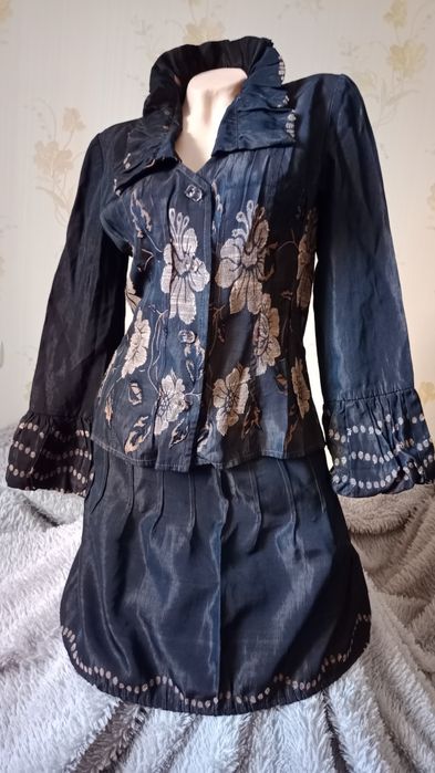 Продам женский костюм