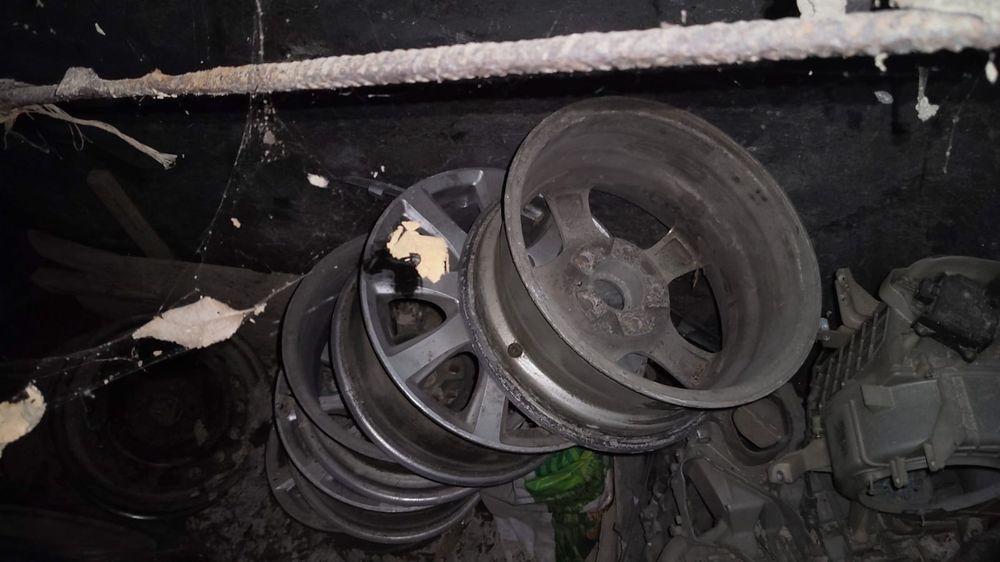 Запчасти на автомашин разные.