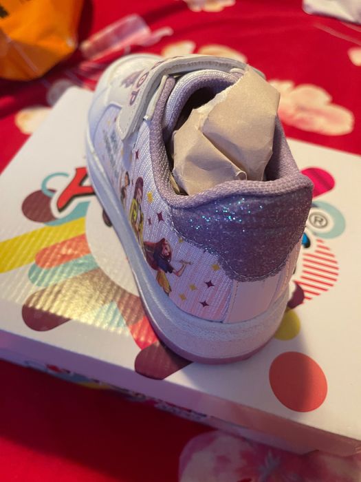 Adidasi K-pop fetita