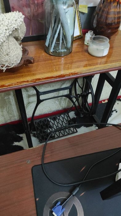 Швейная машинка Подольск с ножками и педалью