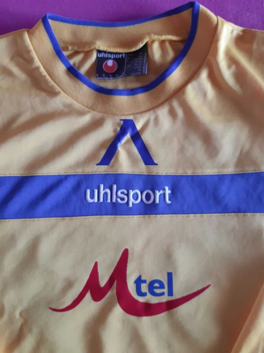 Екип жълт (фланелка и гащета) на Левски на Седрик Бардон