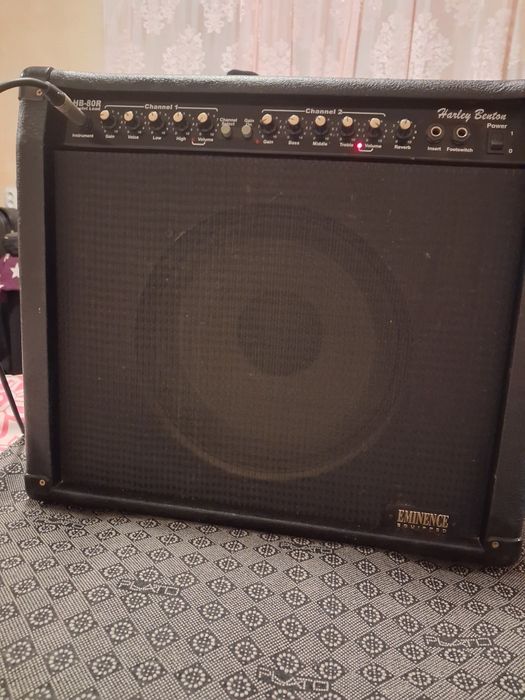 Stație  cu boxa pentru chitara electrica