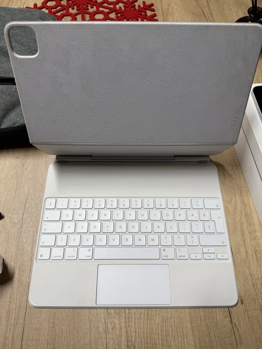 iPad Pro 12.9” (a 6-a generație) 512GB Wi-Fi+Cellular+Magic Keyboard