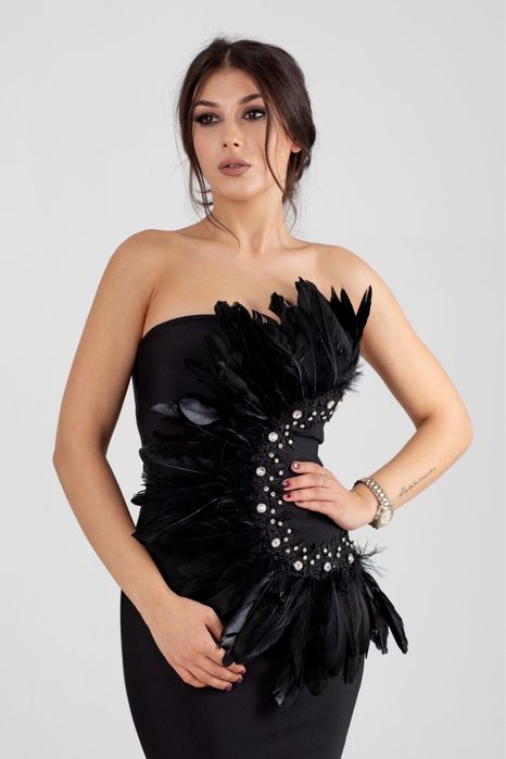 Елегантна черна рокля с пера и камъни – S/M/L (еластична)
