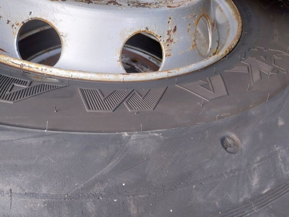 Vând anvelope cu jante 295x80x22,5 Kama