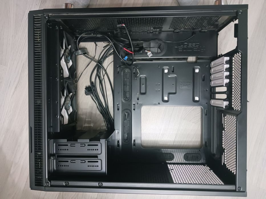 Vând carcasa Fractal Design R5 antifonata cu geam transparent