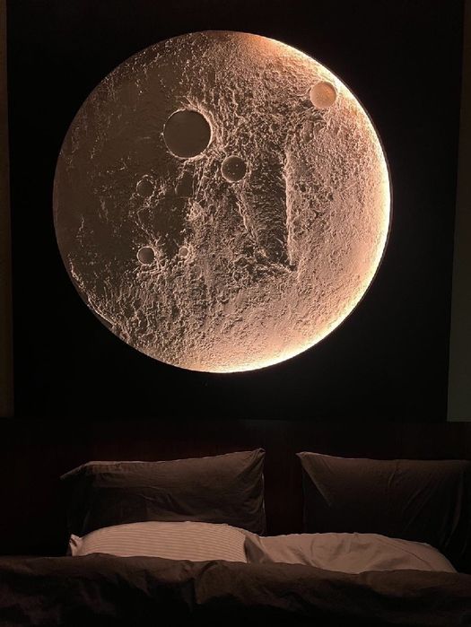 Декоративная Луна на стене