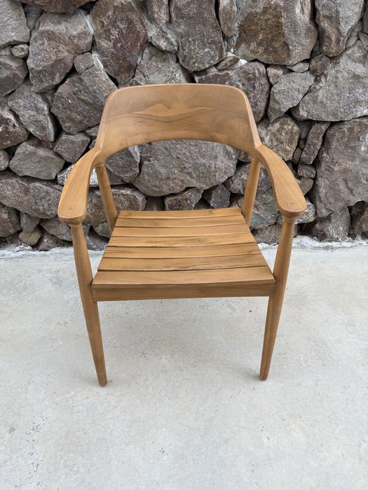 Стол от тиково дърво