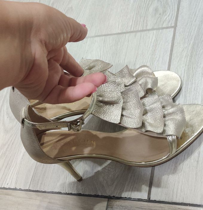 Sandale de dama elegante. 90 lei. Măsura 37 și 39