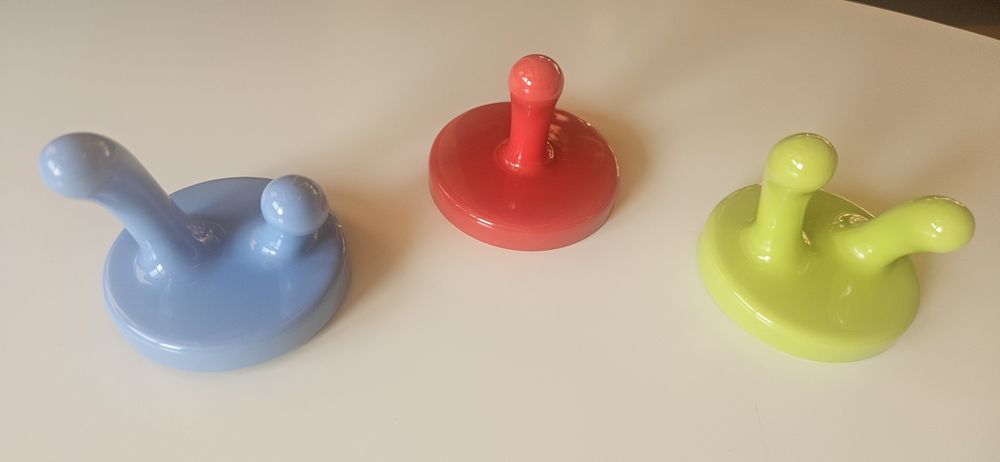 Три нови закачалки за стена