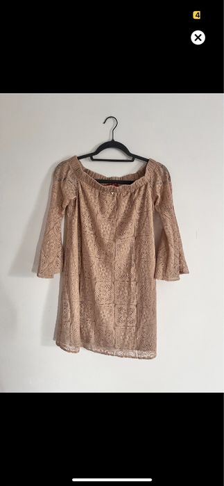 Rochie Guess cu umeri goi