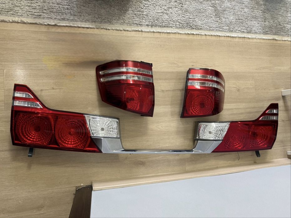Комплект задних фонарей на Toyota Alphard рестайлинг