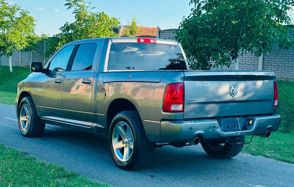 DODGE RAM 5.7 L 2011