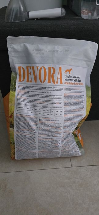 Devora mancare catei