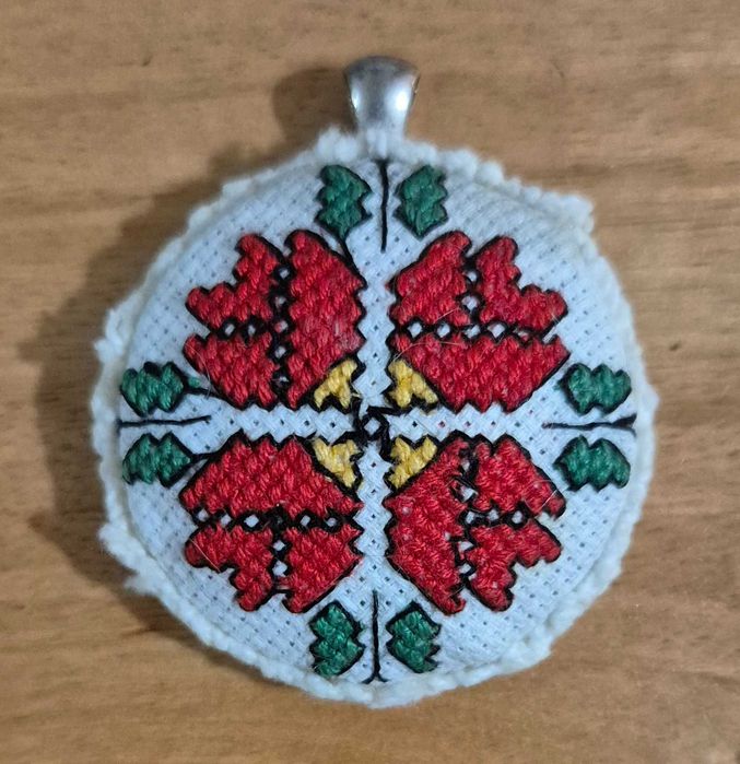 Медальон с българска шевица