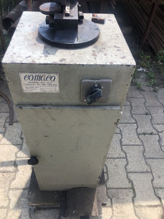 Masina de debitat hidraulica 380 v 1 kw  si foarfec mana pentru tabla